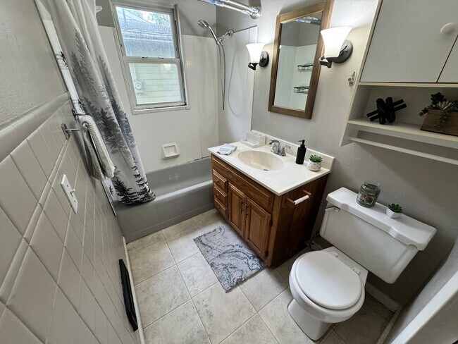 Building Photo - 2 bed, 1 bath home for rent in Hudson available IMMEDIATELY