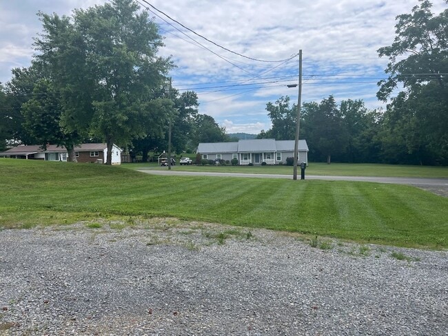 Building Photo - 3bed / 2 bath house near Race Track!