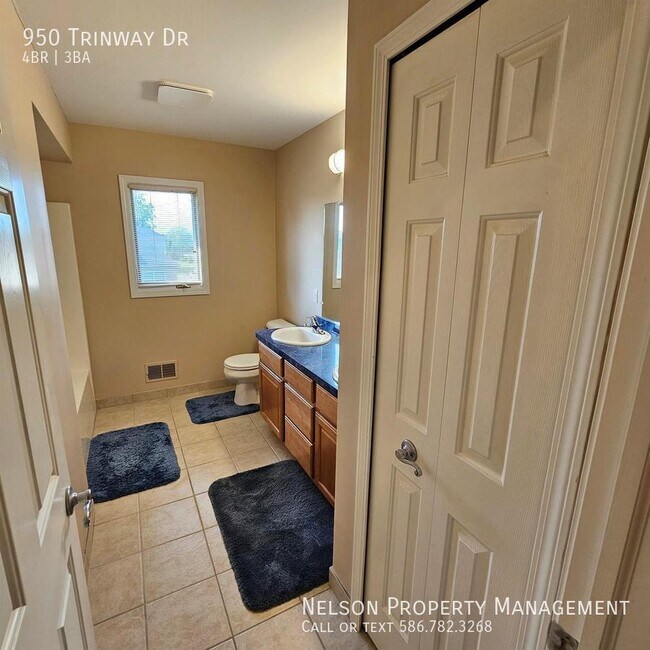 Building Photo - 950 Trinway Rd