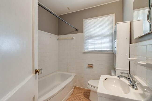 Building Photo - 5228 N Hudson Ave