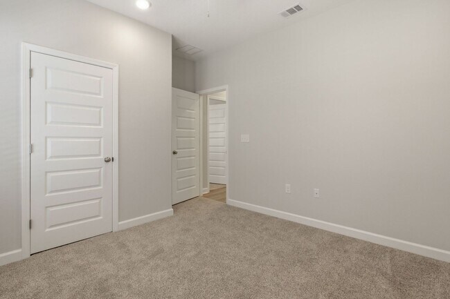 Building Photo - New 4 Bedroom in CRESTVIEW!!