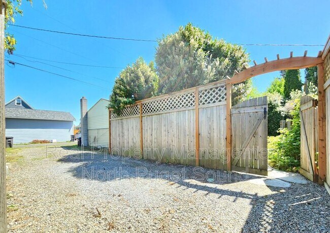 Building Photo - 2115 Oakes Ave