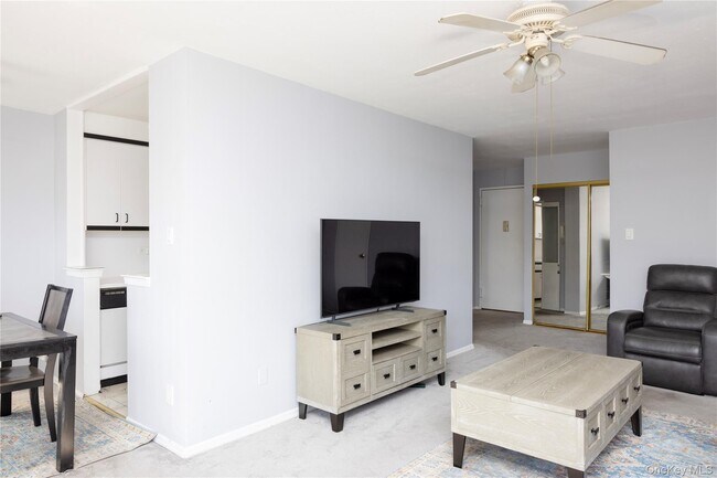 Building Photo - 84-39 153rd Ave