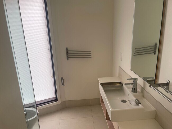 Building Photo - Large one bedroom apartment near Ashby BART