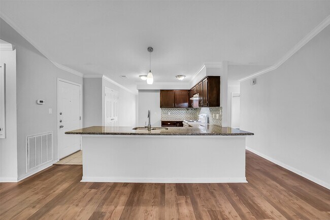 Building Photo - 13618 Piney Oaks Dr