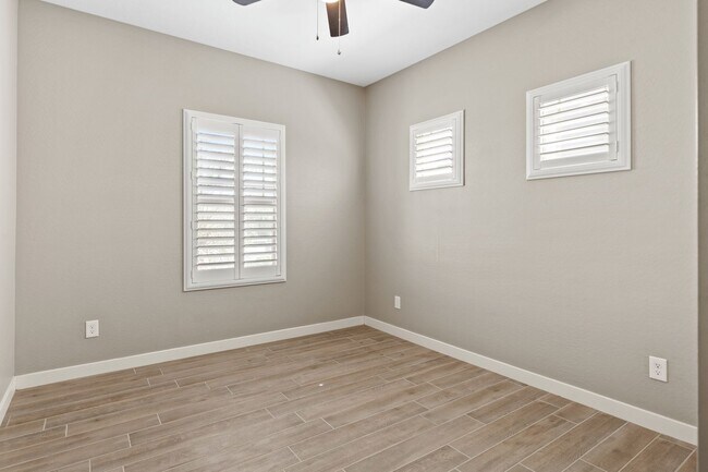 Building Photo - Beautiful 3 bedroom plus den!