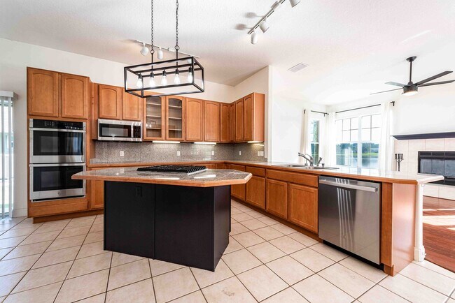 Building Photo - St. Cloud 4 Bedroom, 4 Bathroom Pool Home with Lake View