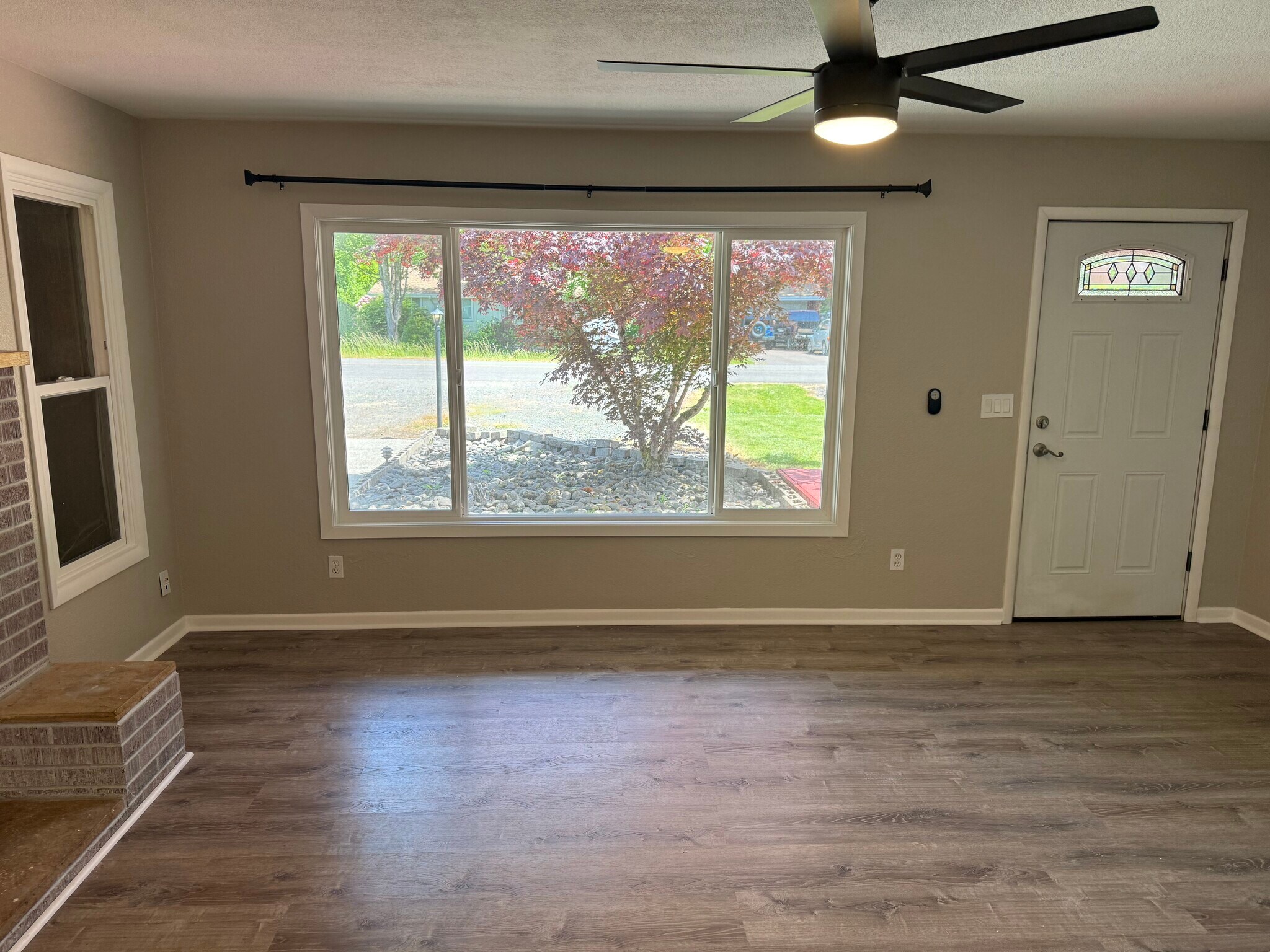 Building Photo - 406 Hillview Dr