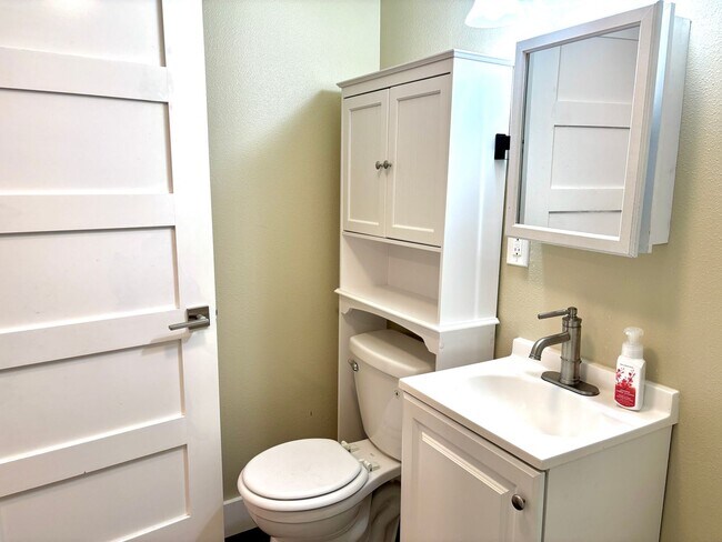 Building Photo - Portsmouth Neighborhood Updated 3-Story Ho...