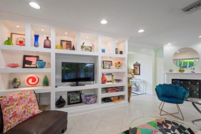 Building Photo - 2325 Barcelona Dr