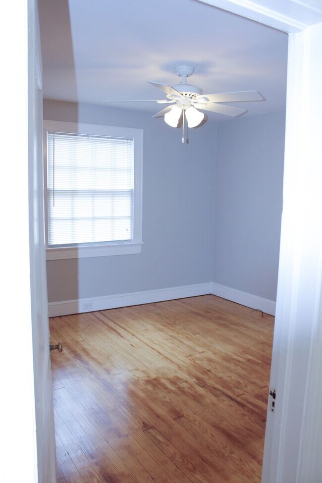 Building Photo - 3 Bedrooms 2 Full Bathrooms (one block fro...