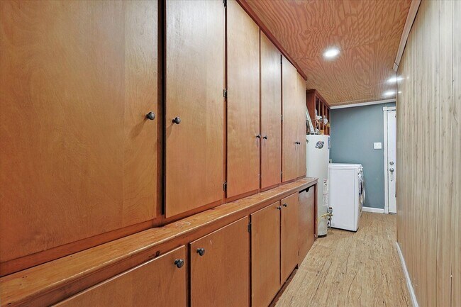 Building Photo - Amazing Historic 1940's Home in Original C...