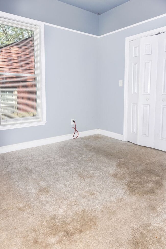 Building Photo - Spacious 4/3.5 w/ Master on Main and Fully...
