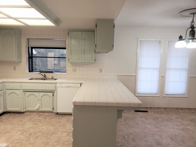 Building Photo - 4 bedroom 2 1/2 bath home in Sunset Oaks