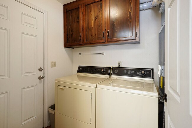Building Photo - 5 Sandhill Ln