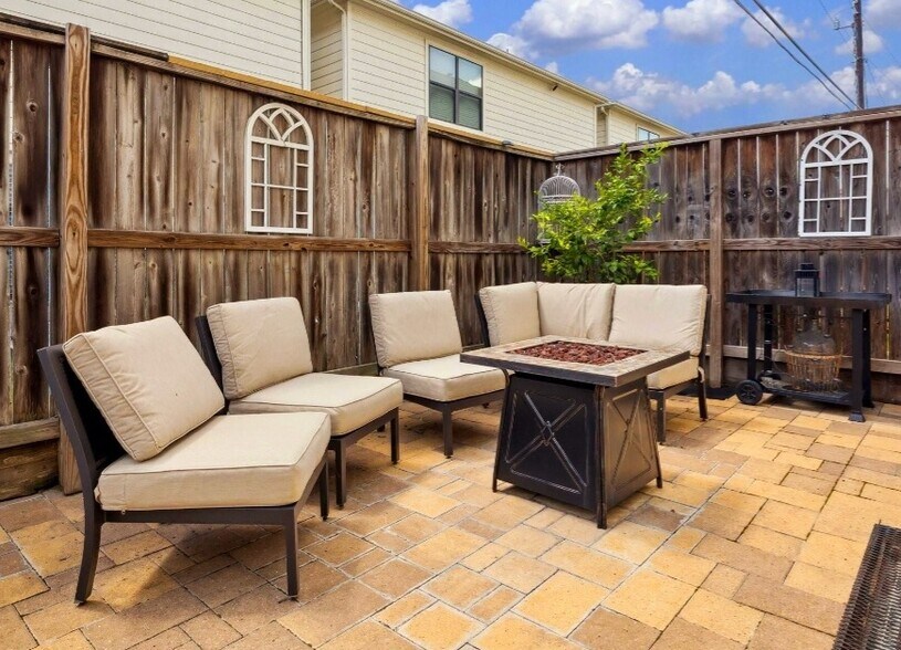 Building Photo - 548 Westcross St