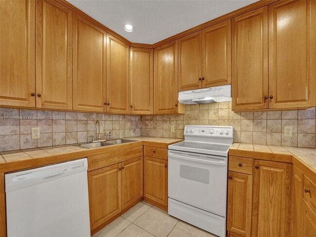 Building Photo - 1631 NE 51st St