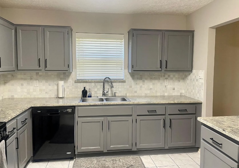 KITCHEN - 1219 Lynn Ln