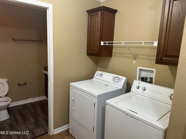 Building Photo - 6165 E Lafayette St