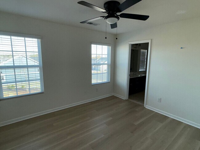 Building Photo - End-Unit Cornelius Townhome | 3BR + Flex Room | Fenced Courtyard | Near Birkdale & Greenway