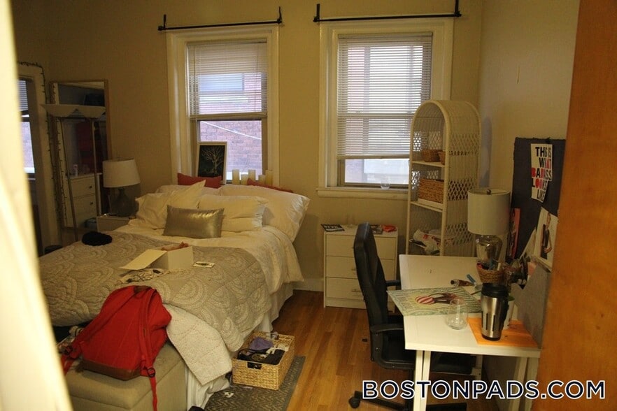 Building Photo - 879 Beacon St