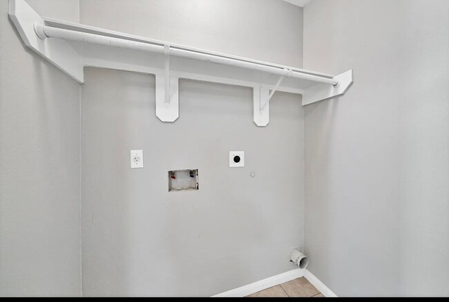 Building Photo - Spacious home for rent.