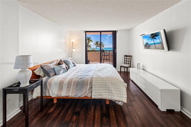 Building Photo - 2555 Collins Ave