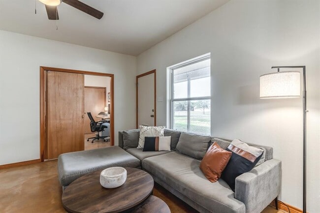 Building Photo - 2551 Spring Valley Dr