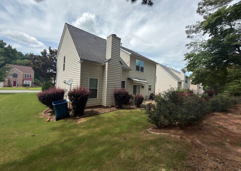 Building Photo - 1570 Valley Club Dr