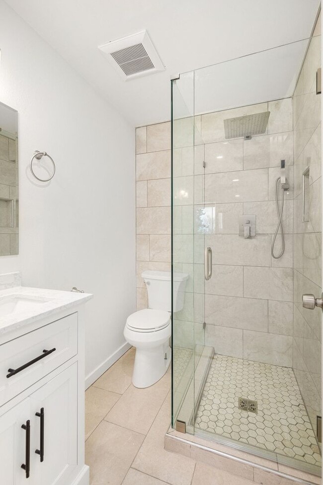 Building Photo - Gorgeous Fully Renovated 5 Bedroom Redmond/Bellevue/Kirkland Border