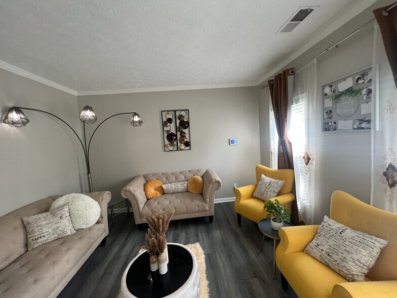 Building Photo - Room in Single Family Home on Woodstone Dr