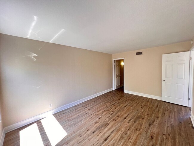 Building Photo - Spacious End-Unit Townhouse in Boynton Beach