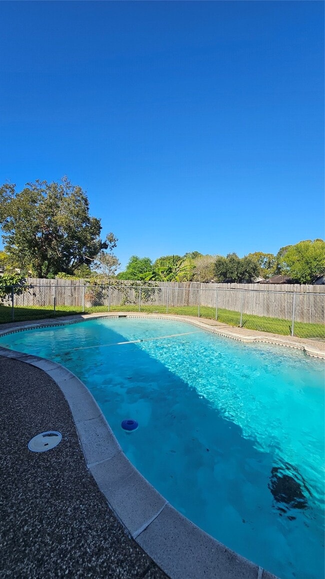 Building Photo - 543 Oakdale Dr