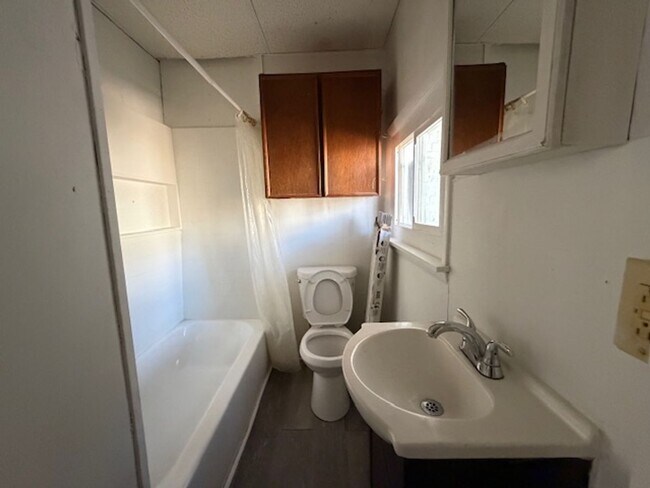 Building Photo - 347 E King St