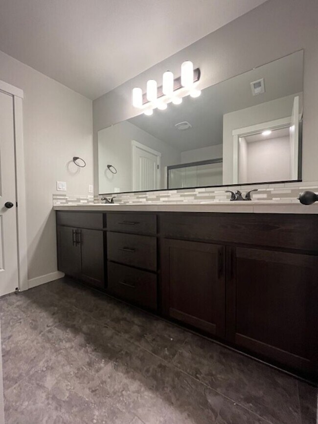 Building Photo - 3 Bedroom 2.5 Bath Newberg OR