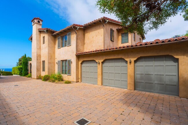 Building Photo - Gorgeous 5 Bedroom Home with sweeping view...