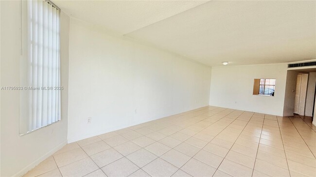Building Photo - 1302 NE 191st St