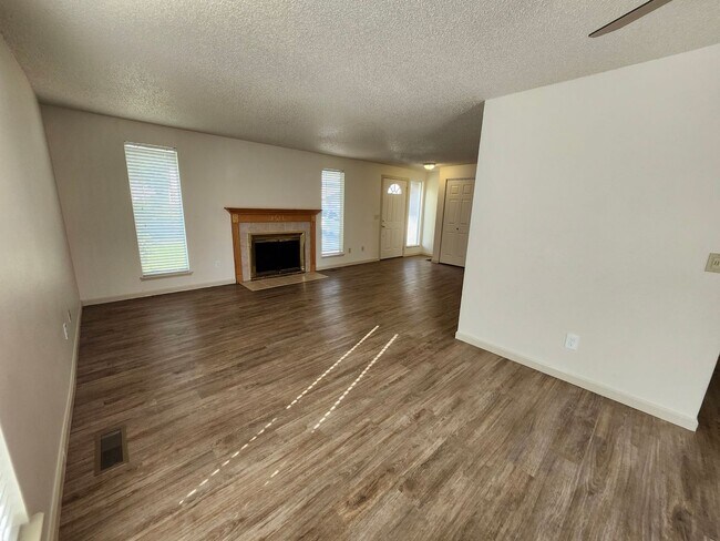 Building Photo - MOVE-IN SPECIAL: Spacious 4 Bedroom Home in N. Richland
