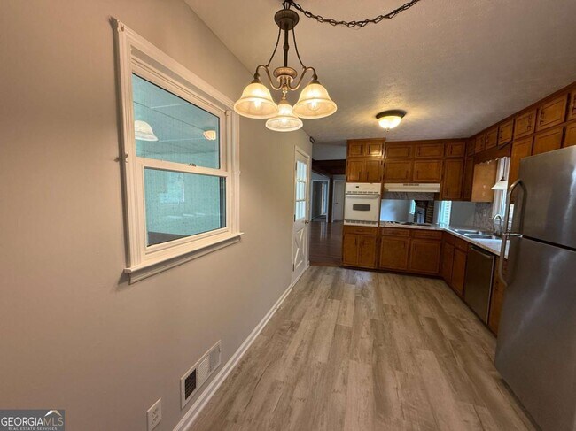 Building Photo - 3155 Oak Dr