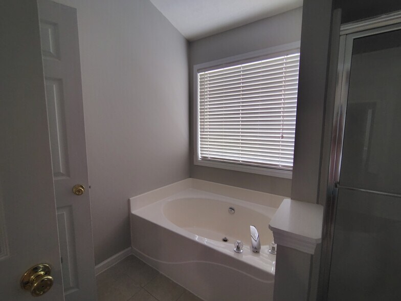 Master bathroom - 5679 Post Mill Ct