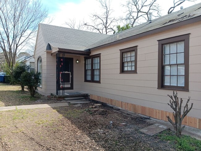 Building Photo - 103 E Robinson Pl