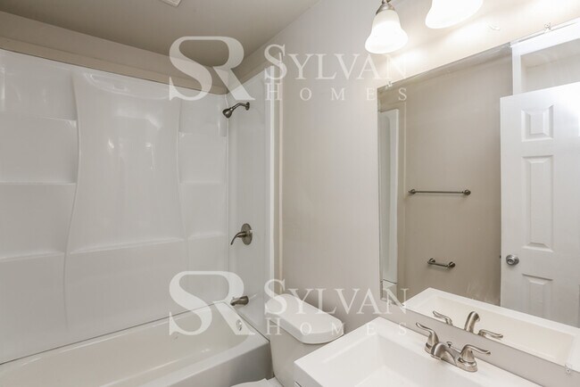 Building Photo - Feel welcome in this well-maintained 3BR 2BA