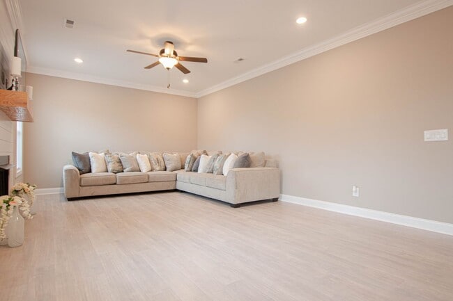 Building Photo - Pet Friendly Four Bedroom!