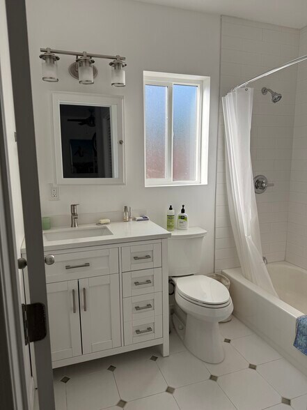 Building Photo - 3308 Hermanos St