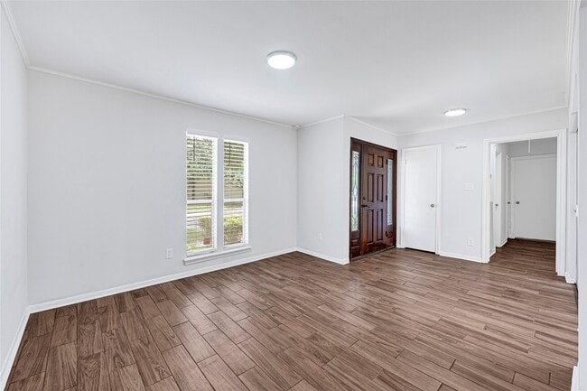 Building Photo - 2803 Camelot Ln