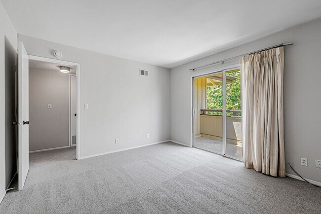 Building Photo - Charming 2-Bedroom Condo in Downtown Palo ...
