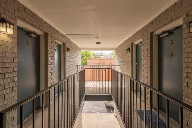 Building Photo - 1808 Edgehill