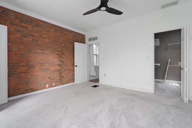 Building Photo - 302 E Sycamore St