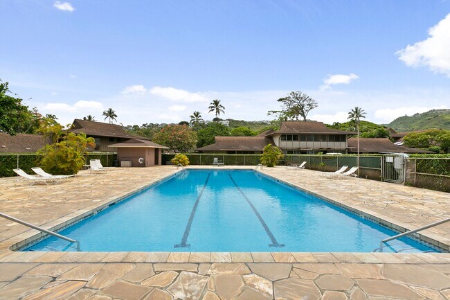 Building Photo - Kahala Tropic Gardens 2 bed 1.5 bath Fully Remodeled Condo