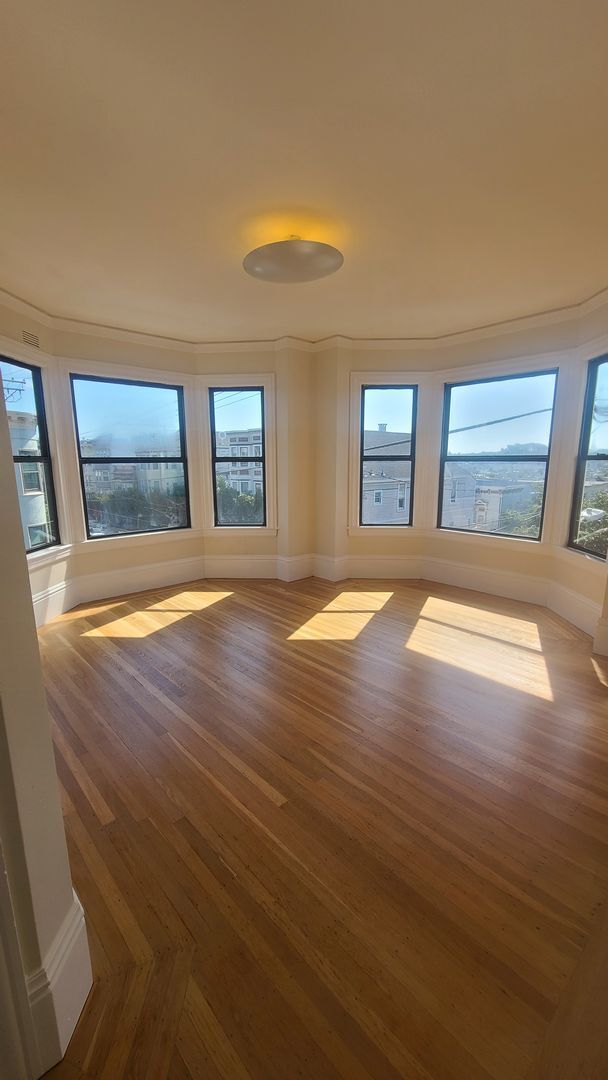 Building Photo - Full of Natural Light & Character Apt in N...